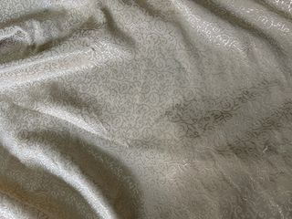 Tessuto beige/oro con pizzo