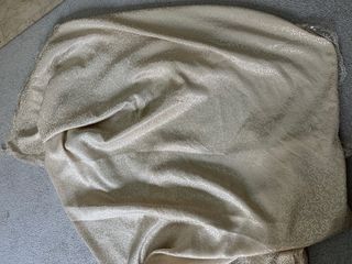 Tessuto beige/oro con pizzo