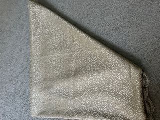 Tessuto beige/oro con pizzo