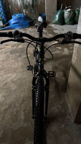 Bicicleta de Montaña Negra y Amarilla