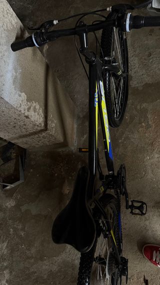 Bicicleta de Montaña Negra y Amarilla