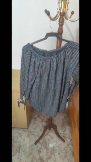 Blusa gris y blanca con estampado