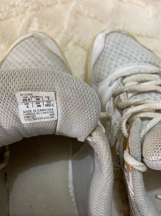 Zapatillas Asics Mujer Doradas y Blancas