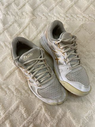 Zapatillas Asics Mujer Doradas y Blancas