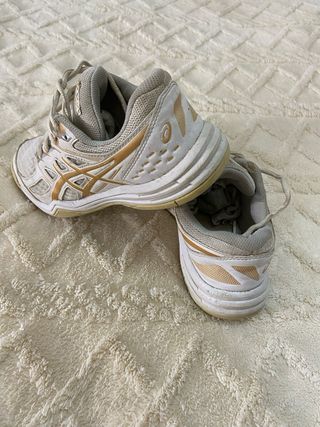 Zapatillas Asics Mujer Doradas y Blancas
