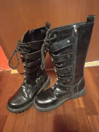 Stivali alti neri con fibbie