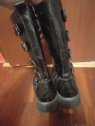 Stivali alti neri con fibbie