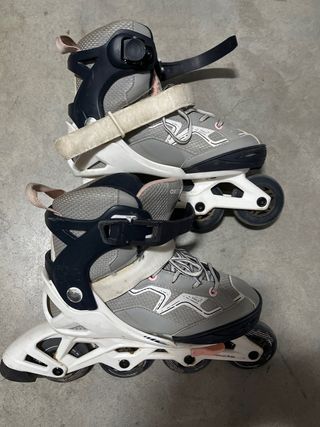 Patines en línea grises y rosas