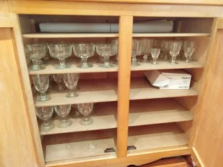 Aparador de madera antiguo , Regalo lo de dentro.