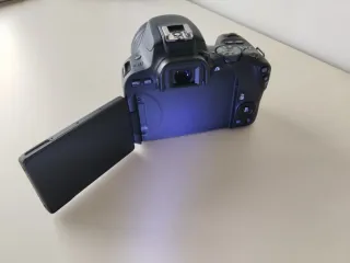 Canon EOS 200D 24.2 MP + obj 18.55 .7.685 disparos