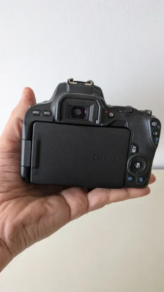 Canon EOS 200D 24.2 MP + obj 18.55 .7.685 disparos