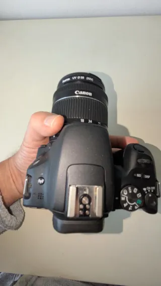 Canon EOS 200D 24.2 MP + obj 18.55 .7.685 disparos