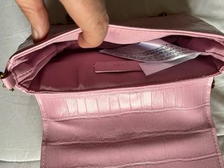 Bolso rosa Mango con cadena dorada