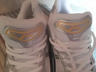 Zapatillas deportivas Asics plateadas y blancas