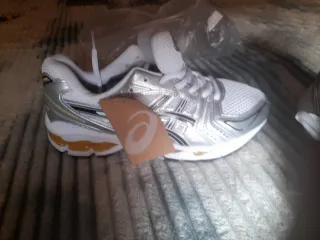 Zapatillas deportivas Asics plateadas y blancas