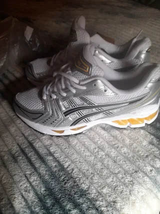 Zapatillas deportivas Asics plateadas y blancas