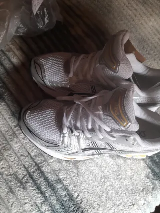 Zapatillas deportivas Asics plateadas y blancas