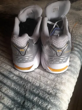 Zapatillas deportivas Asics plateadas y blancas