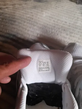 Zapatillas deportivas Asics plateadas y blancas