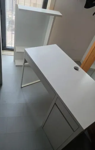 Escritorio blanco con almacenaje+silla