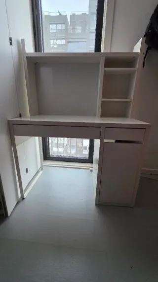 Escritorio blanco con almacenaje+silla