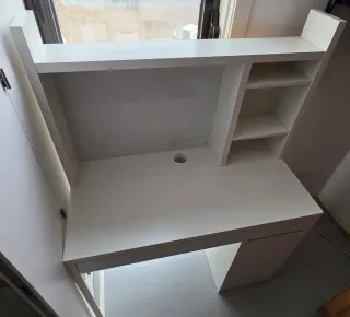 Escritorio blanco con almacenaje+silla