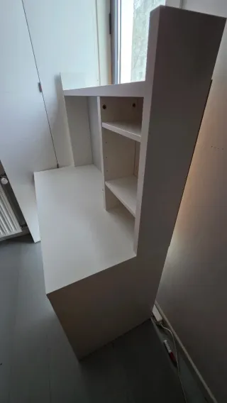 Escritorio blanco con almacenaje+silla