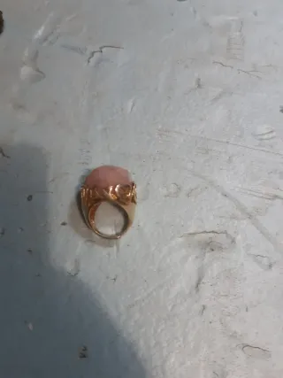 Anillo dorado con piedra rosa