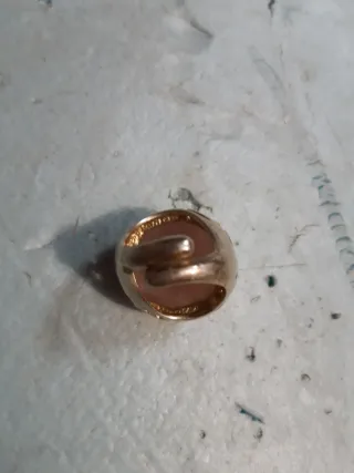 Anillo dorado con piedra rosa
