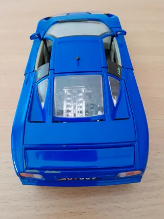 Replica auto Bugatti 1/24 in buone condizioni, modello dettagliato per collezionisti