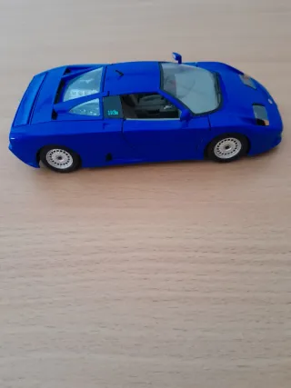 Replica auto Bugatti 1/24 in buone condizioni, modello dettagliato per collezionisti