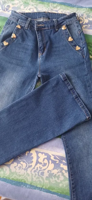 Pantalón vaquero con corazones dorados