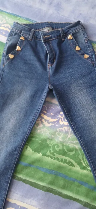 Pantalón vaquero con corazones dorados