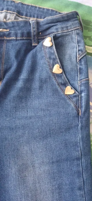 Pantalón vaquero con corazones dorados