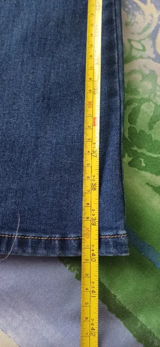 Pantalón vaquero con corazones dorados