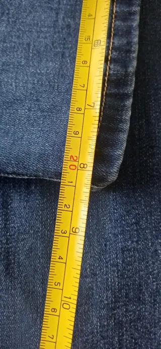 Pantalón vaquero con corazones dorados