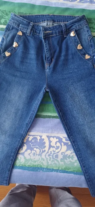 Pantalón vaquero con corazones dorados