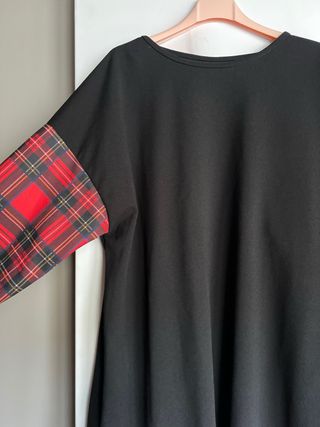 Abito con maniche a quadri