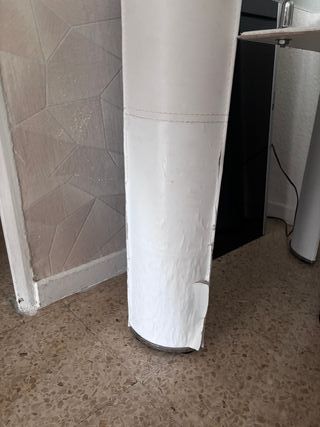 Mesa de comedor de cristal y patas blancas