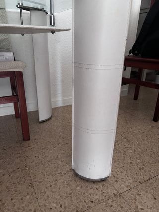 Mesa de comedor de cristal y patas blancas