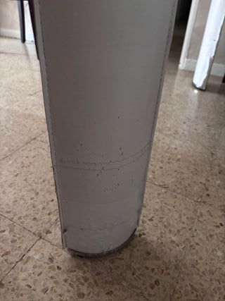 Mesa de comedor de cristal y patas blancas