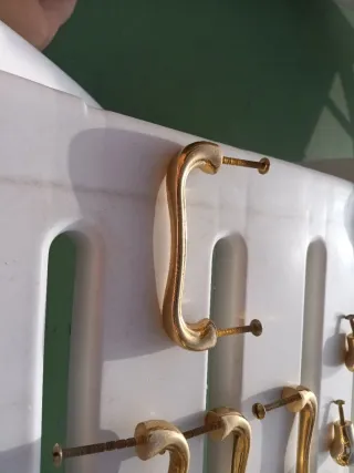 Tiradores dorados para muebles