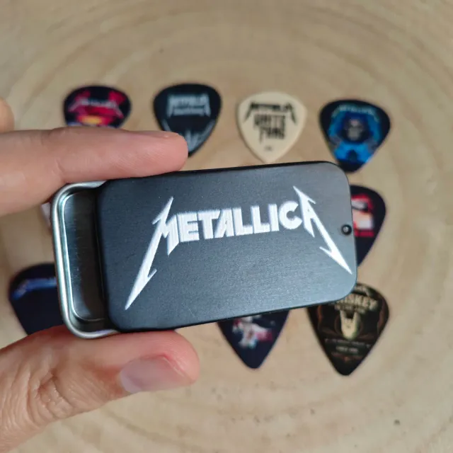 Pack 12 púas Metallica + caja