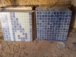 Baldosas porcelánico piscina azul y blanco efecto