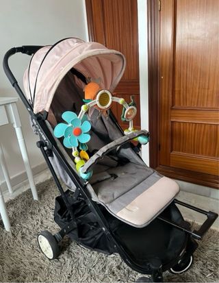 Carro de bebé rosa y gris