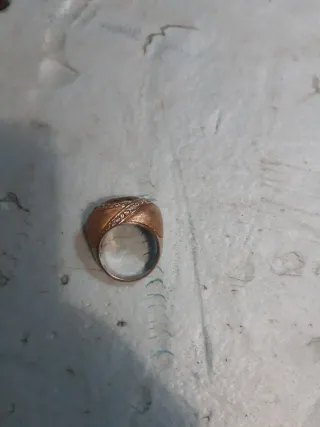 Anillo con piedra amarilla y detalles