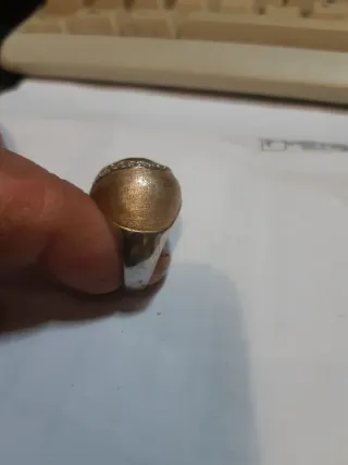 Anillo con piedra amarilla y detalles