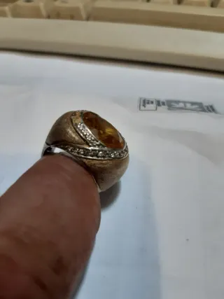 Anillo con piedra amarilla y detalles
