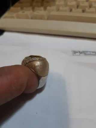 Anillo con piedra amarilla y detalles