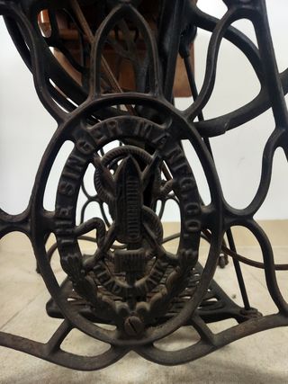 Maquina de coser SIGMA y mueble SINGER pedal forja